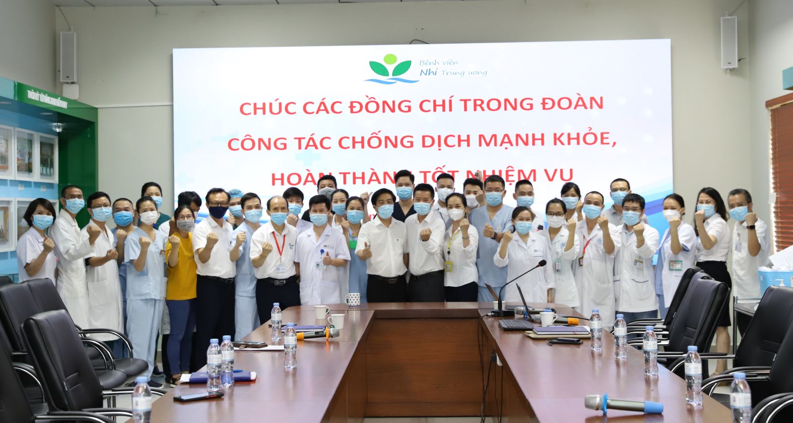 27 chiến sĩ áo trắng tinh nhuệ Bệnh viện Nhi Trung ương chi viện Vĩnh Long và TP. Hồ Chí Minh
